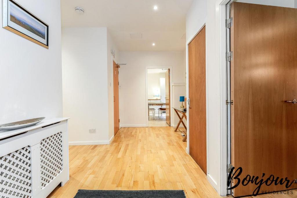 Spacious 2Br-1Ba - Grassmarket - Free Parking By Bonjour Residences 에든버러 외부 사진